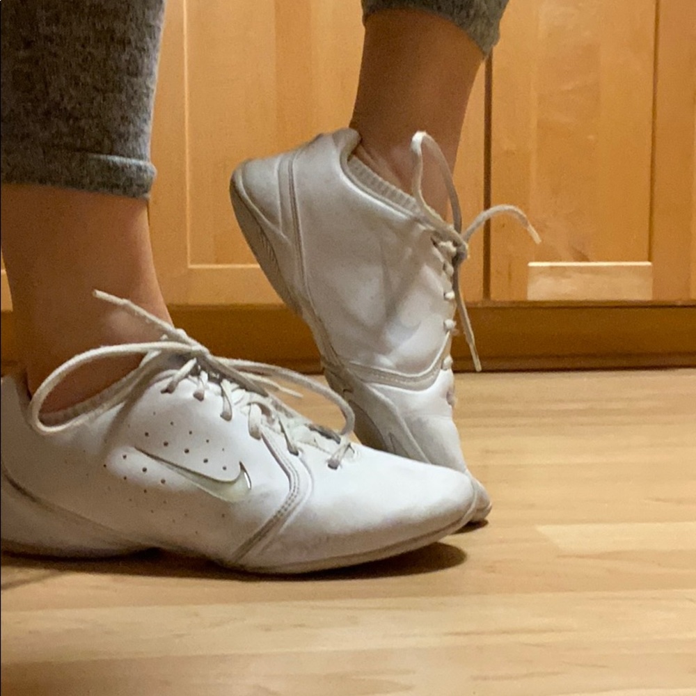 girls nike sideline III cheerleading shoes